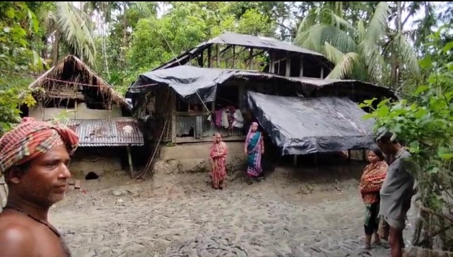 Residents of Paschim Mithakhali village in Pirojpur's Betmore Rajpara Union stand amidst the remnants of their homes destroyed by Remal's storm. Photo: Voice7 News