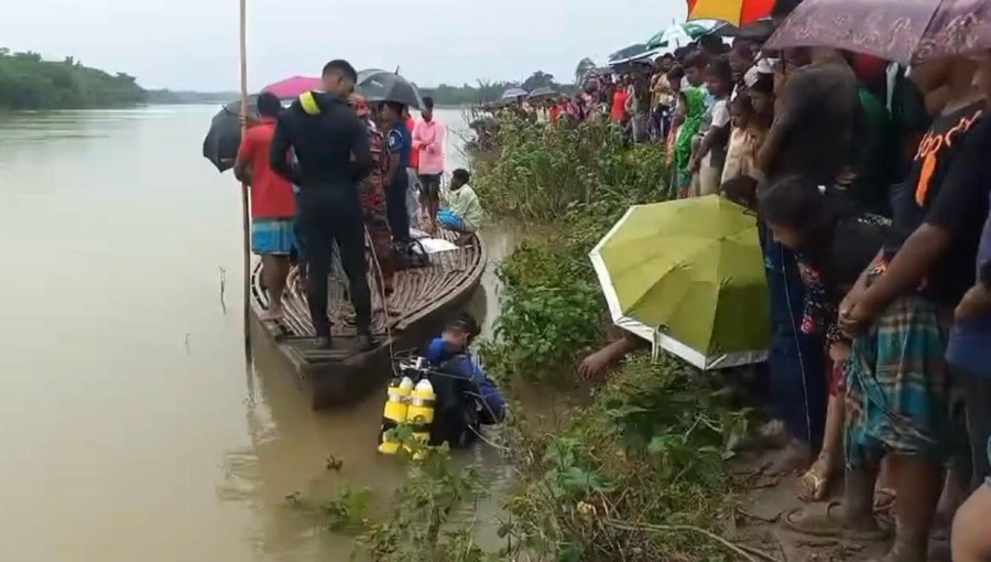 Rescue team retrieves the body of Madrasa student Rekha Akhtar from the Someshwari River after a tragic boat incident in Durgapur. Photo: Voice7 News