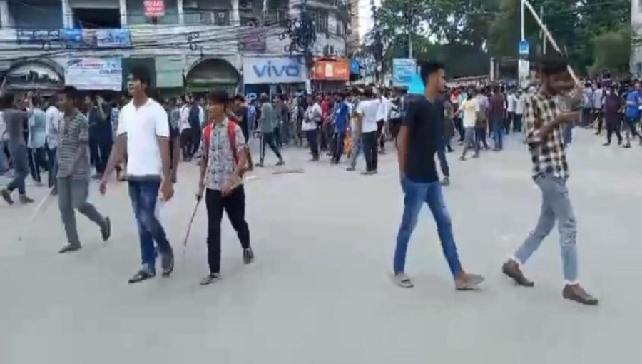 Students Block Intersection Demanding Quota Reform in Khulna