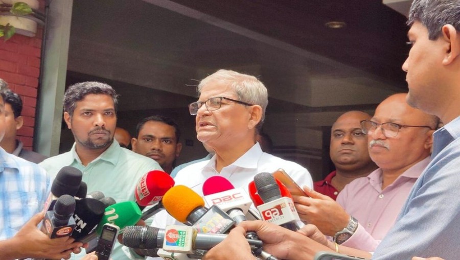 BNP Secretary General Mirza Fakhrul Islam Alamgir addresses the media after visiting the residence of jailed BNP leader Amir Khosru Mahmud Chowdhury. Fakhrul highlighted the widespread support for the student-led movement and condemned the government’s handling of political prisoners. (Photo: V7N)