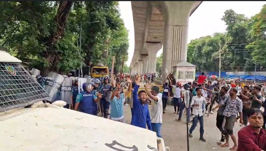 Traffic Disruption in Dhaka as Anti-Discrimination Movement Protests