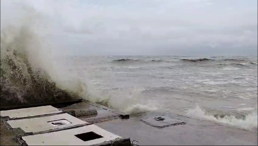 Coastal areas of Patuakhali are experiencing heavy to moderate rainfall, leading to flooding and disruptions. Photo: Voice7 News