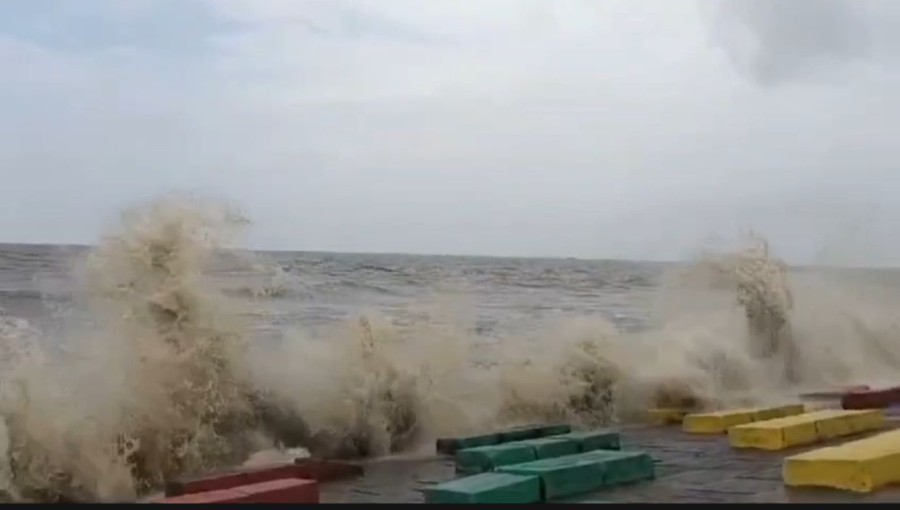 Kalapara Flooded: Heavy Rain and Rough Seas Disrupt Daily Life. Photo: Voice7 News