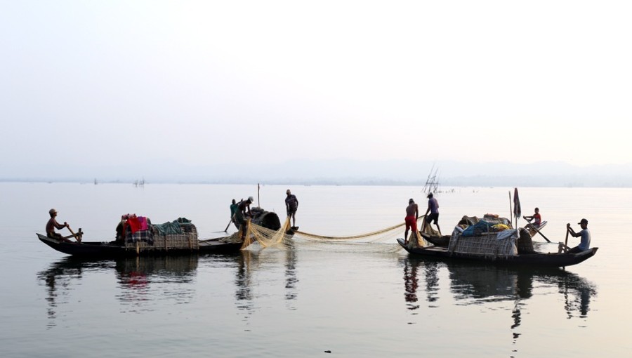 Fishermen prepare their nets as Kaptai Lake reopens for fishing and marketing after a 127-day closure, starting at midnight. Photo: V7N