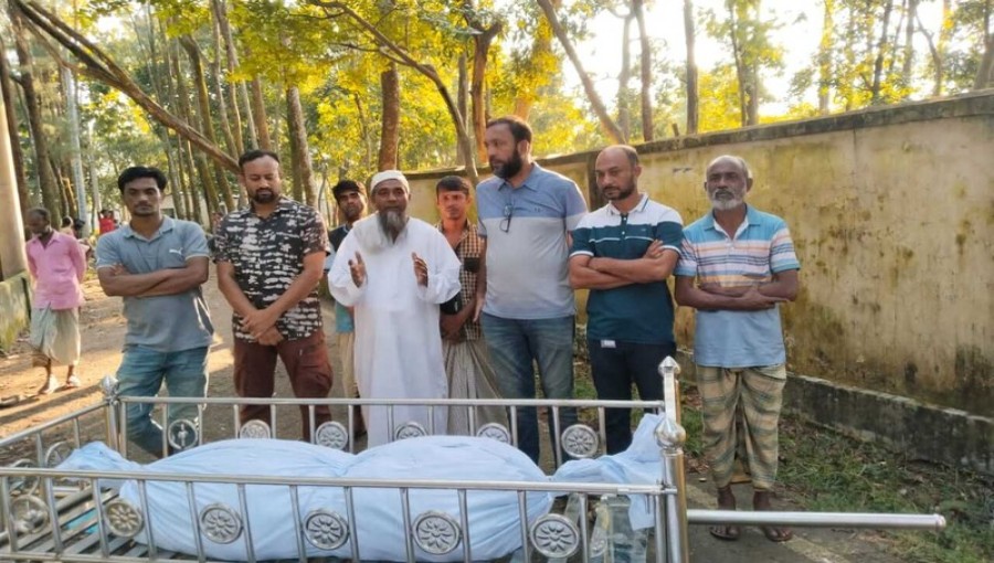 Anwar Hossain Patwary, Joint Convener of Feni District BNP, oversees the burial of flood victims, including six unidentified bodies, as families struggle to find dry ground in the flood-ravaged district. Photo: V7N