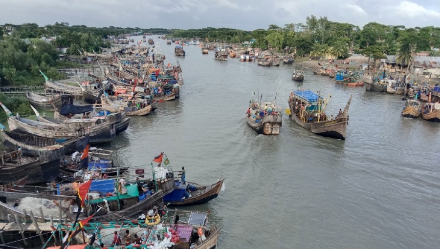 Ports remain on high alert with Signal 3 in place, urging all fishing vessels to seek safe shelter in Kalapara as heavy rainfall and rough seas continue due to a deep depression. Photo: V7N