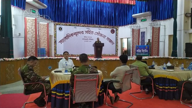 Brigadier General Hasan Mahmud, newly appointed Commander of the Khagrachhari Region, speaks during a courtesy meeting with journalists at the Cantonment Public School & College auditorium on Thursday, June 26, 2025. (Photo: V7N)