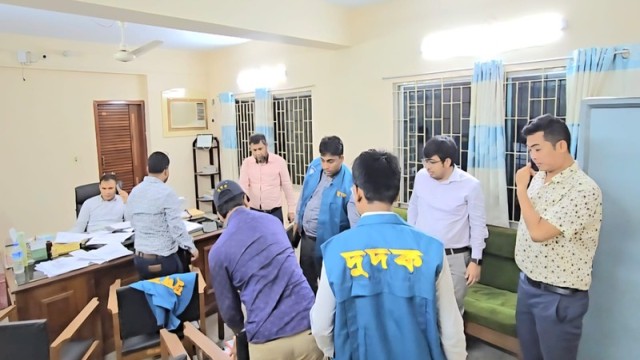 Officials from the Anti-Corruption Commission, (ACC) conduct an enforcement operation at the RMSTU project office in Rangamati, investigating alleged irregularities in the Tk 21-crore hostel construction tender. (Photo: V7N)