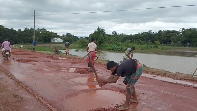Workers lay inferior soil and substandard gravel on the Kalmakanda-Rangchhati road, sparking worry among nearby communities. (Photo: V7N)