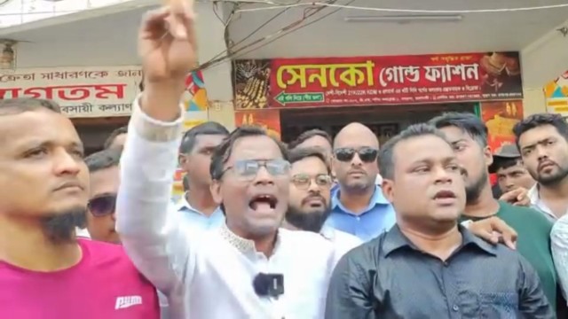 Jatiyatabadi Chhatra Dal activists protest near Kathaltoli, Rangamati, demanding the immediate departure of NCP leaders over remarks against BNP leader Salahuddin Ahmed. Police intervene to maintain order.