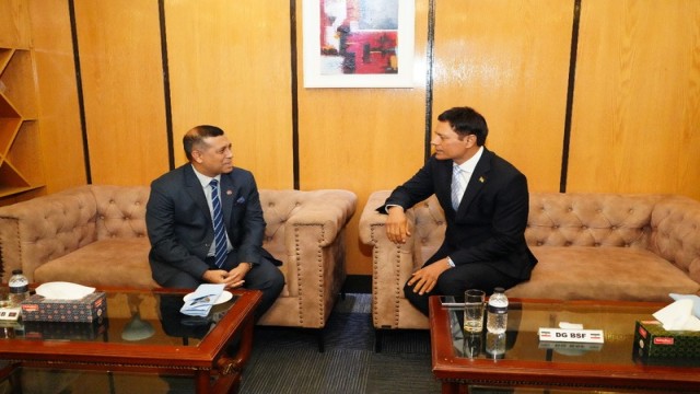 BGB DG Major General Mohammad Ashrafuzzaman Siddiqui welcomes BSF DG Shri Nitin Agrawal at Dhaka airport ahead of the 56th border conference, August 25, 2025. Photo: Ah Mintu/V7N