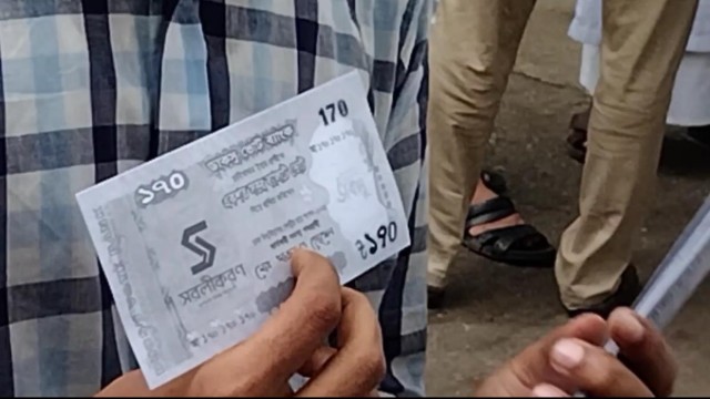 Leaflet featuring ballot number 170, designed like a Tk 1,000 note, is distributed by DUCSU candidate Md. Arafat Hossain to draw voter attention on Dhaka University campus. Photo: AH Mintu/V7N