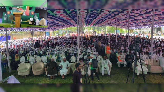 Barrister Najibur Rahman Momen, son of Maulana Matiur Rahman Nizami, delivers his speech at a career guidance program in Santhia, Pabna, on Saturday morning.
