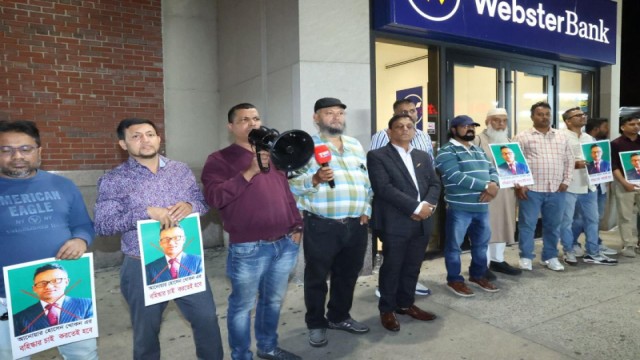 Masud Rana, former executive member of Dhaka Metropolitan South Jubo Dal, addresses a human chain protest in Jackson Heights, New York, demanding the expulsion of Anwar Hossain Khokon over alleged harassment of visiting BNP leaders.