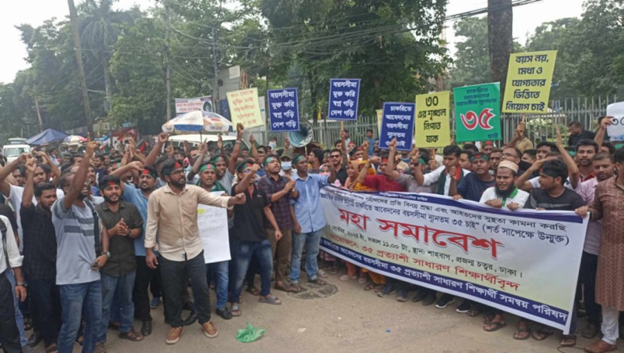 Govt Job Seekers Block Shahbagh Demanding Age Limit Increase to 35