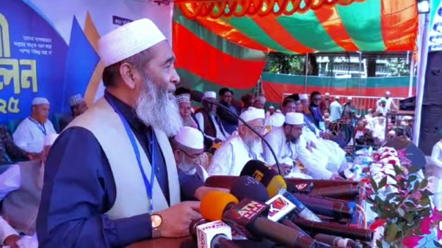 Professor Mujibur Rahman addressing the workers' conference in Jhalokathi, highlighting the need for an Islamic state to end oppression.