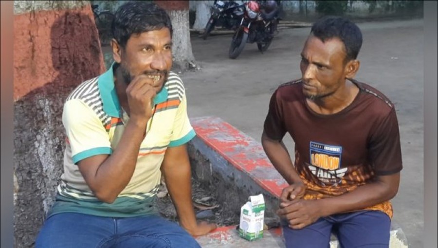 Md. Muktar Hossain (53), a rickshaw driver from Chakpara, Chandrima Thana, Rajshahi, gained attention for his dangerous hobby of eating glass bulbs. Doctors are advising psychiatric treatment due to the significant risks involved. Voice7 News