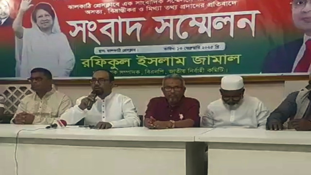 BNP central leader Rofikul Islam Jamal addresses a press conference in Jhalokathi, rejecting accusations related to the leaflet distribution in Rajapur.