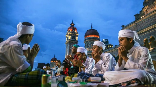 Last Day of Ramadan’s First Ashra Emphasizes Mercy and Worship